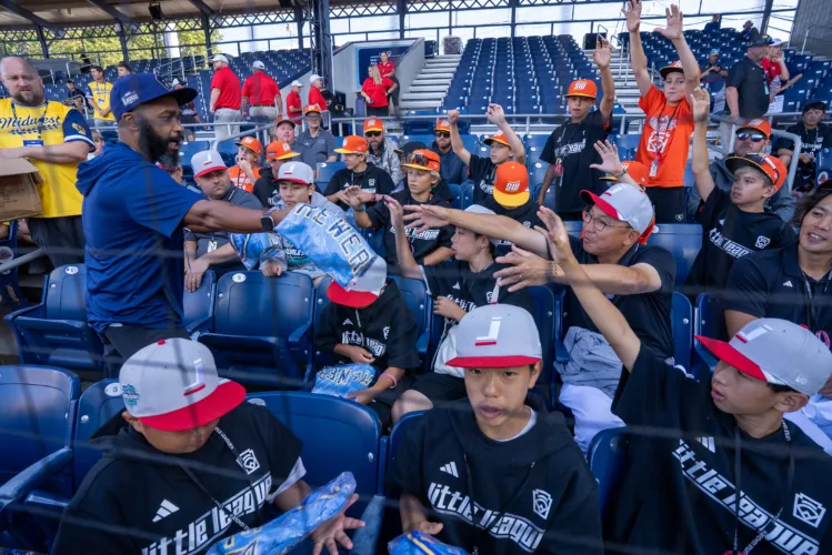 PHOTO GALLERY: Little Leaguers and the MLB Little League Classic